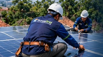 Teknisi memasang panel surya di atap