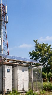 Tower BTS dengan panel surya